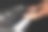 女手在电子合成器的琴键上演奏旋律或和弦的特写，孤立在黑色背景上图片下载