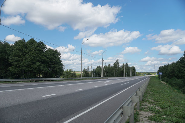 在森林和田野之间的柏油路。一次美丽的驾车旅行。自然资源图片背景图片下载