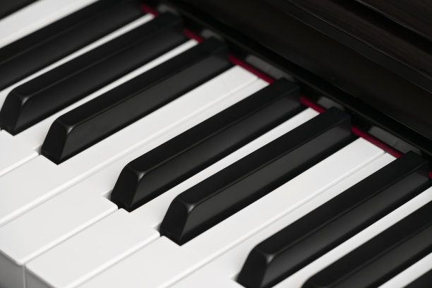 钢琴键盘。图片下载