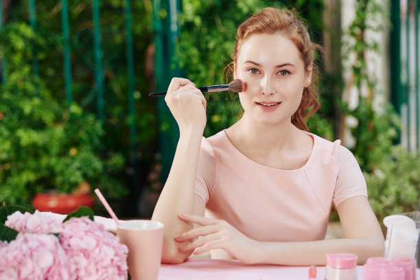 女性在使用面部力量图片下载