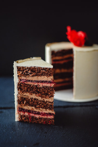 黑色背景上漂亮的巧克力蛋糕。一个美味的巧克力蛋糕和樱桃果冻。垂直的照片。图片下载