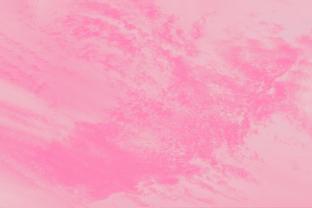 淡粉色的天空中有洋红色的积云。美丽的天空背景图片下载