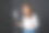 穿着白色长袖t恤的年轻亚洲女性在黑色隔音墙前唱歌。在专业录音棚制作音乐的音乐家。图片下载