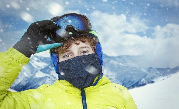 带着面罩滑雪的男孩图片下载