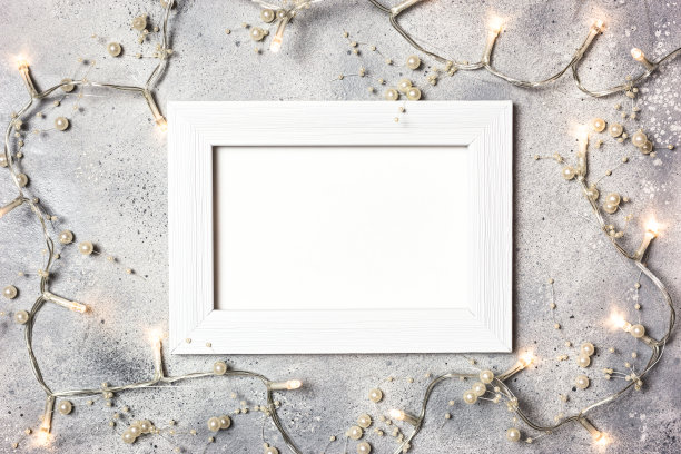 相框和花环灯与珍珠在灰色的石头背景图片下载