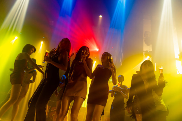 人们在迪斯科夜总会随着DJ的音乐在舞台上跳舞的剪影图片下载