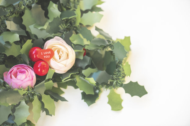 情人节背景，白色背景上的心形和玫瑰图片下载