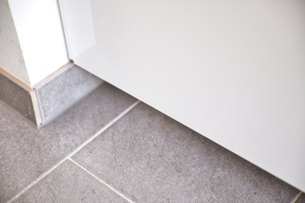 家角的地砖和冰箱门图片下载