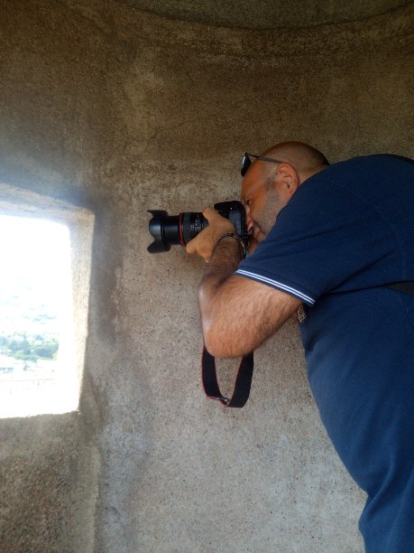 一位摄影师从一个二战地堡的窗户里拍下了一张照片图片下载