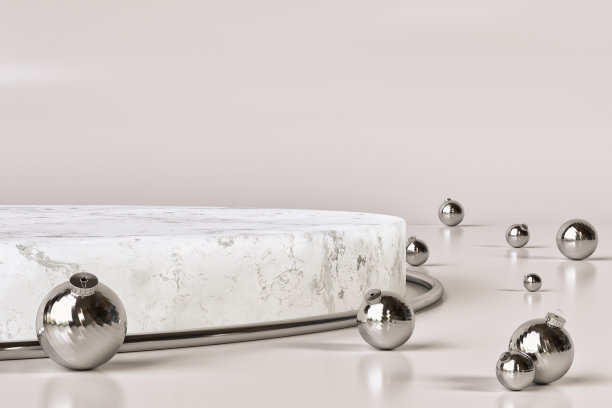 产品展示架上装饰着银色的圣诞装饰物。图片下载