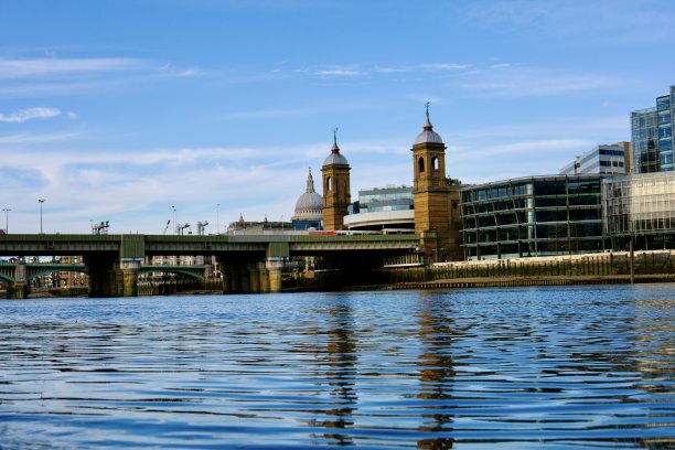 大炮街大桥和车站图片下载