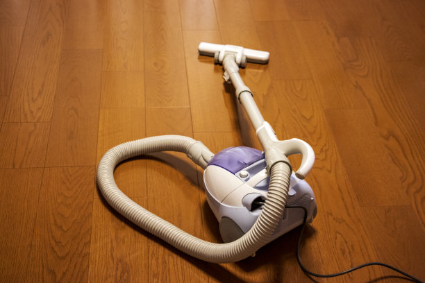 木地板上的吸尘器图片下载