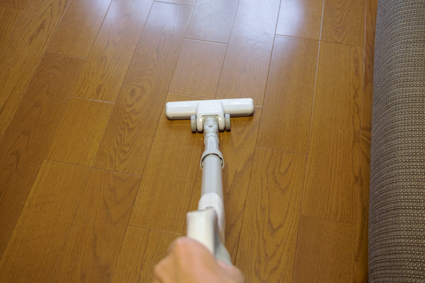 用吸尘器清洁木地板图片下载