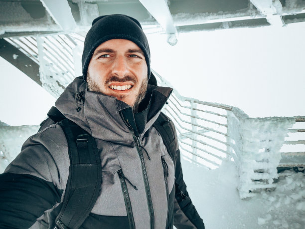 一个人在寒冷的山上的肖像图片下载