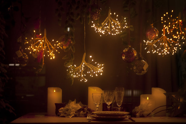 准备圣诞晚餐和装饰的桌子。图片下载