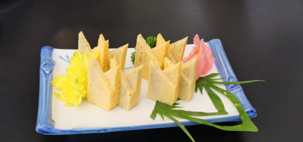 烤鸡烧或寿司甜蛋配红腌姜图片下载