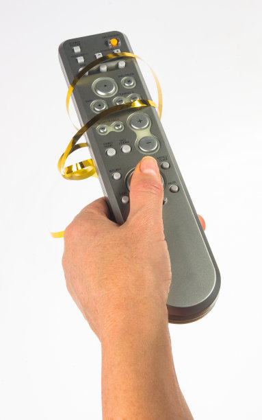 白底手握遥控器，特写图片下载