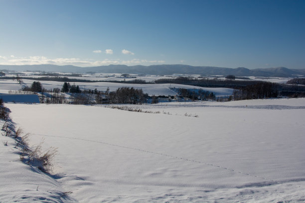 乡村的山丘和冬天的蓝天图片下载