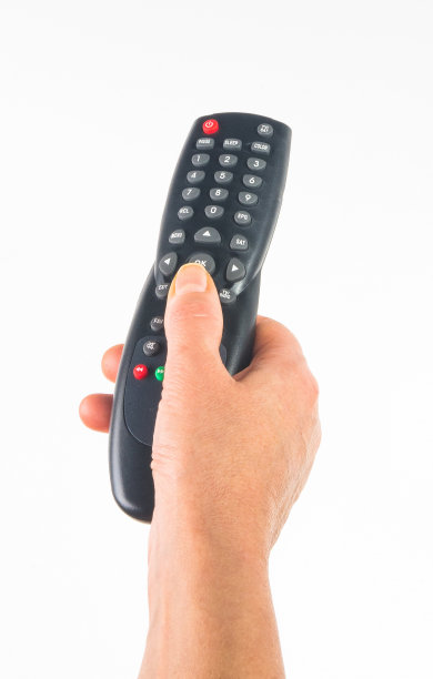 手握遥控器，白色背景，特写图片下载
