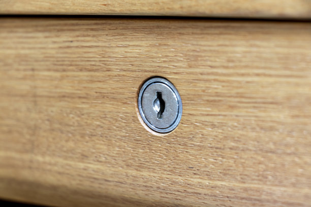 带钥匙孔的木制抽屉图片下载