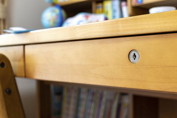 书桌的木制抽屉图片下载