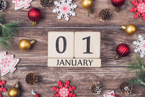 上面的俯视视图照片图像的立方体形状的木头日历显示新年的第一天和小玩意在棕色的乡村书桌上图片下载