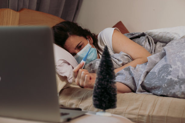2019冠状病毒感染的妇女在床上图片下载