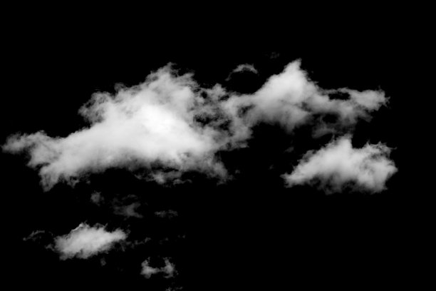 白色积云孤立在黑色背景上图片下载