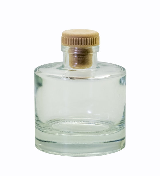 这张照片是一个透明的瓶子和复古的棕色软木塞，用来在白色背景上做扩散器。图片下载