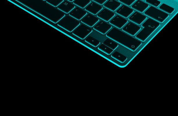 特写的现代蓝色电脑键盘孤立在黑色的背景。近距离观察一个商业工作场所与无线电脑键盘。俯视图图片下载