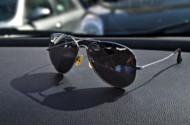 一副太阳镜在能遮阳的仪表盘上图片下载