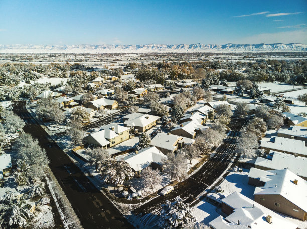 在一个新建立的分部的雪屋屋顶的鸟瞰图，初冬的早晨的照片系列图片下载