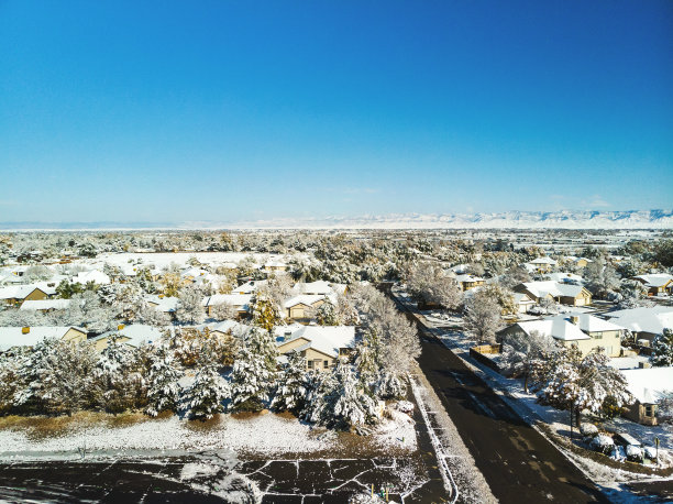 在一个新建立的分部的雪屋屋顶的鸟瞰图，初冬的早晨的照片系列图片下载