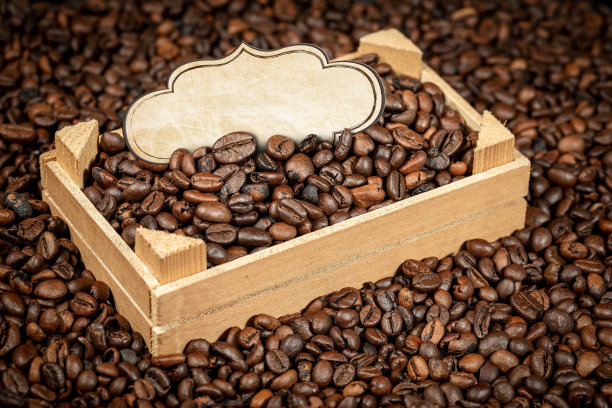 烤咖啡豆在一个小木箱与空标签图片下载