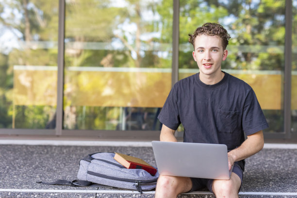 户外学习的男大学生图片下载