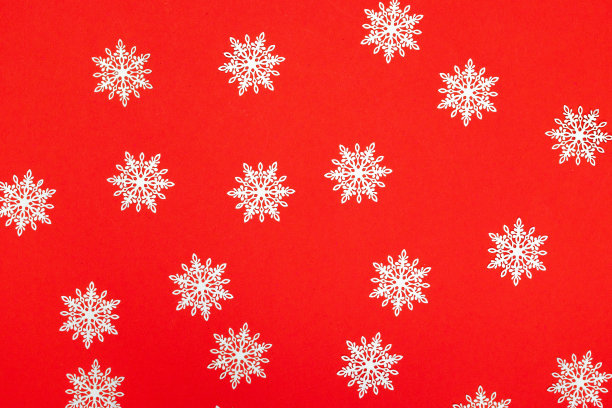 圣诞节销售。银色的球，白色的雪花形状的框架在红色的背景贺卡。圣诞背景与文字空间。图片下载