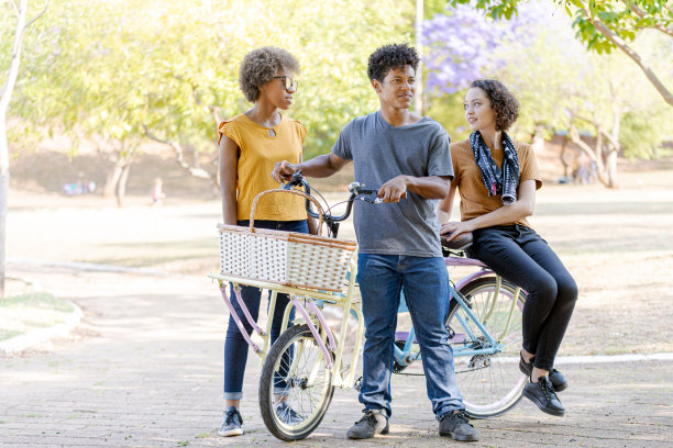 朋友们在公园聚会的照片图片下载
