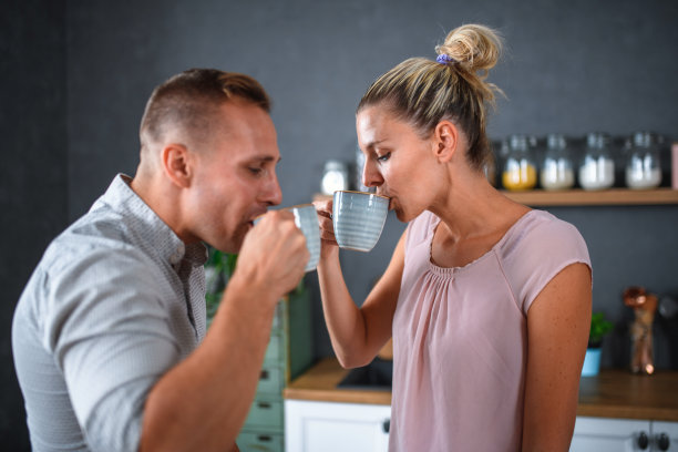 幸福的白人夫妇在家里喝咖啡图片下载