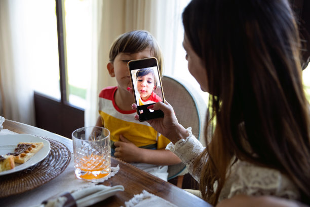 妈妈拍了一张有趣的照片，她的儿子正在吃他喜欢的食物图片下载