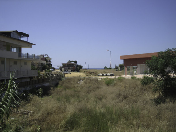 在海边小镇的郊区有不同类型的房子图片下载