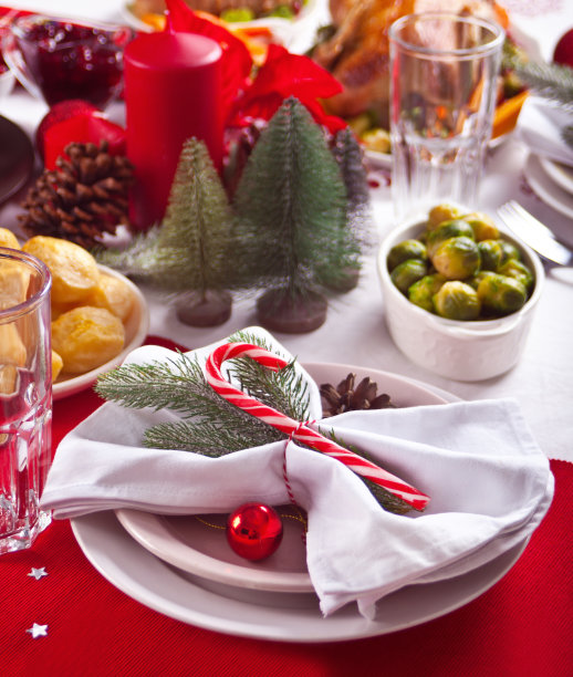 圣诞餐桌上的节日装饰。新年的庆祝活动。图片下载
