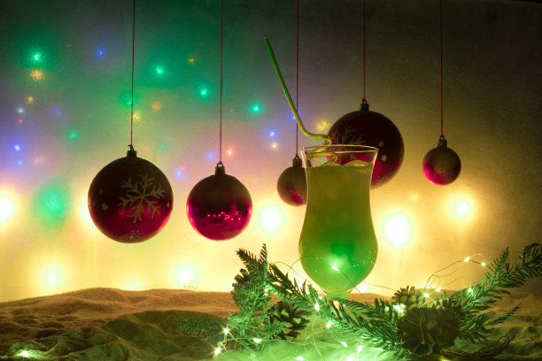 鸡尾酒杯溅上深色烟熏色背景或彩色鸡尾酒杯。方俱乐部娱乐。混合光。有选择性的重点图片下载