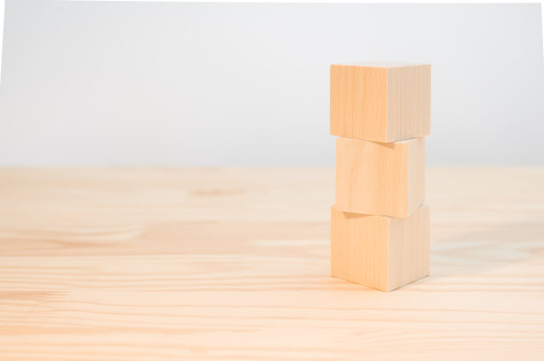 三个木制立方体为您的文本，图标，符号和符号创建您的创意概念。模仿空白的木方。块。图片下载