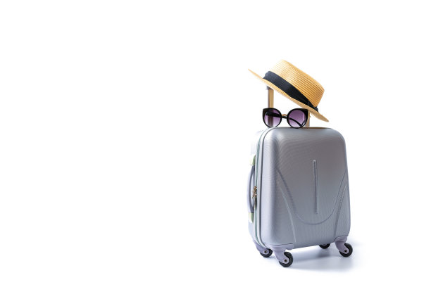 海的背景。旅行配件与手提箱，草帽，棕榈叶在最小的旅行度假概念孤立的白色背景。暑假与产品广告概念。图片下载