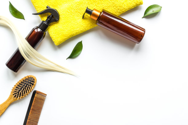 女性用护发用品和木梳子，俯视图，平躺图片下载