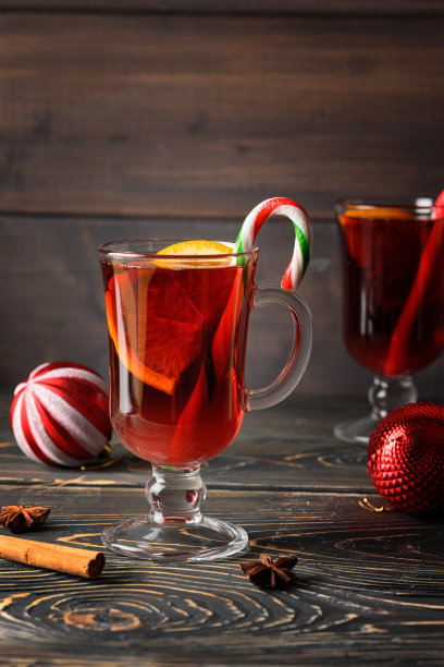 两杯圣诞热红酒。节日气氛。特写照片图片下载