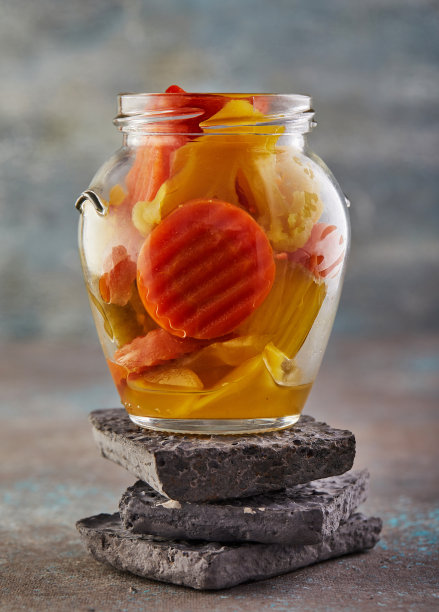 发酵素食罐头食品概念，玻璃罐装腌胡萝卜和西兰花图片下载