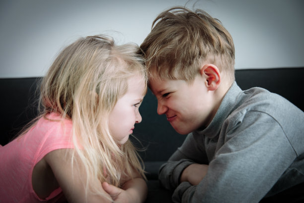 兄妹之间的争吵，敌对，争执，愤怒，不和图片下载