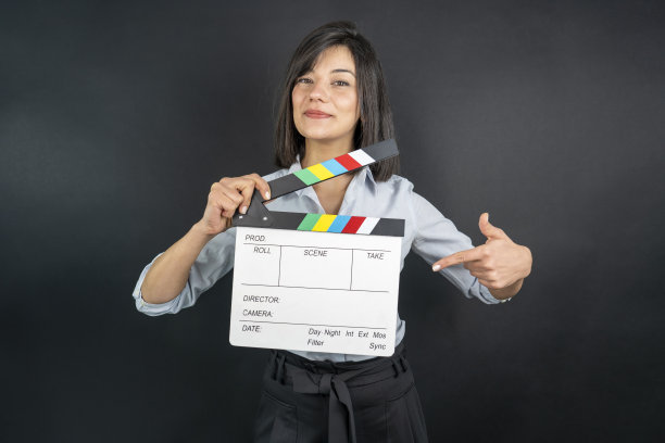 美丽的女人微笑的照片和持有板孤立的黑色背景图片下载