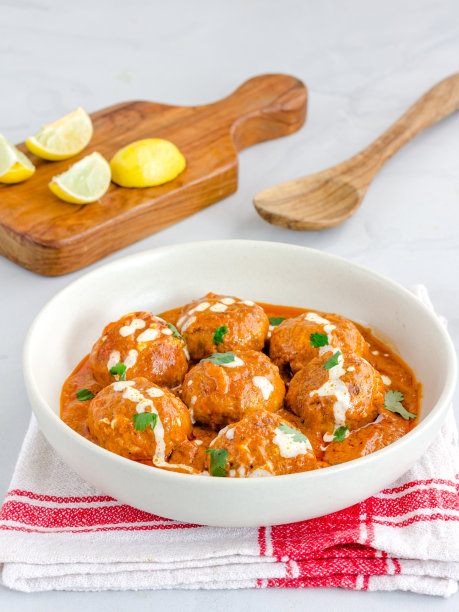 黄油鸡肉丸与香菜和柠檬，印度美食摄影图片下载